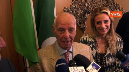 Salva donna da stupro, Fontana consegna onorificenza a 94enne: "Ha dimostrato grande senso civico"