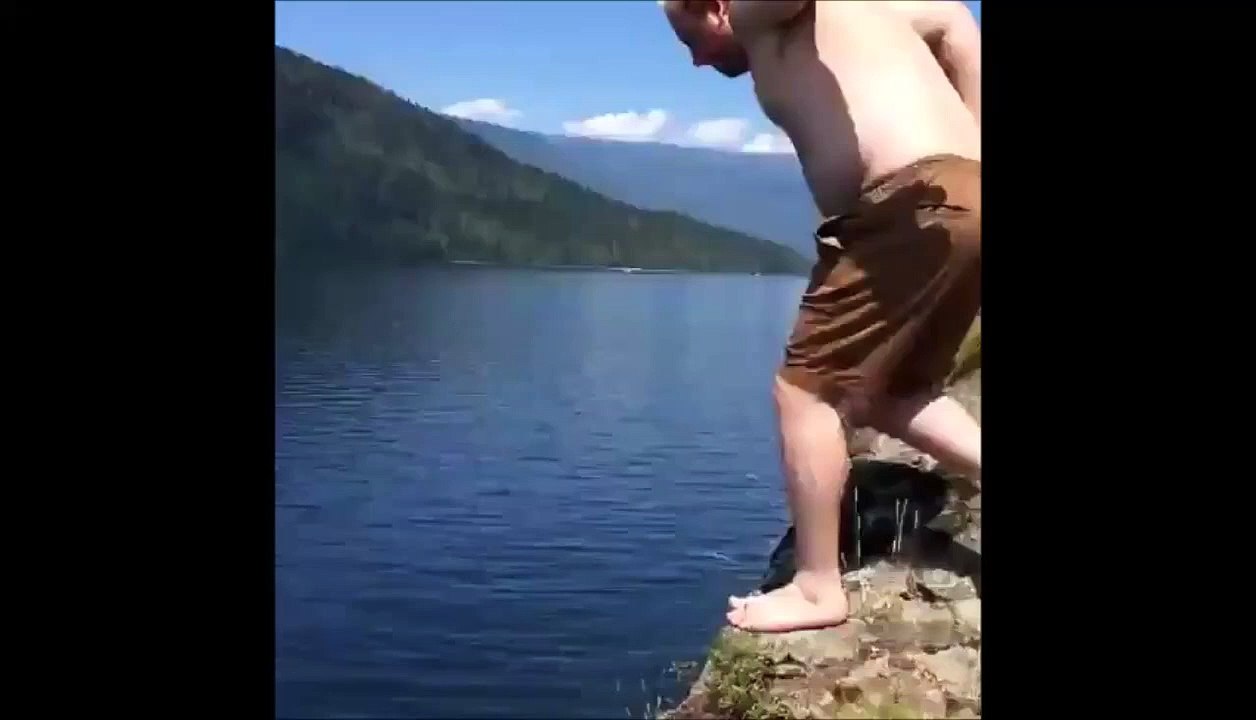 Il rate son plongeon, prend le plat de sa vie... et crée un arc-en-ciel