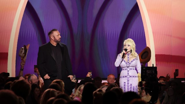 Dolly Parton Dedicates Hymn To Sisters Loretta Lynn And Naomi Judd During ACM Awards