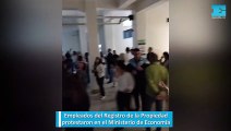 Empleados del Registro de la Propiedad protestaron en el Ministerio de Economía