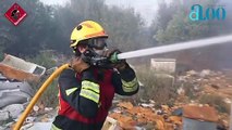 Los bomberos trabajan en la extinción de un incendio en Benidorm.
