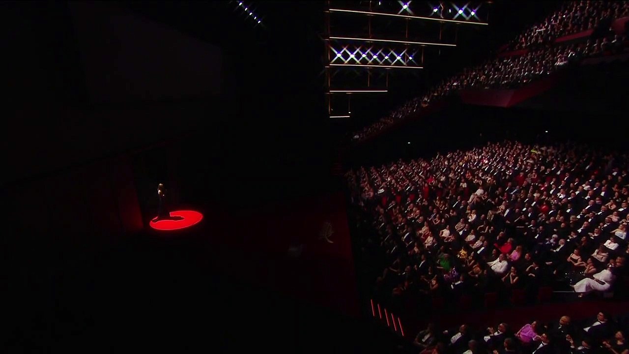 Chiara Mastroianni chantant lors de la cérémonie d'ouverture du 76e Festival de Cannes le 16 mai 2023, dont elle est la maîtresse de cérémonie