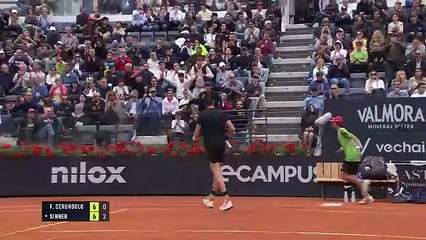 Cerúndolo derrotó a Sinner y se metió en cuartos de final.