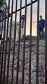 Decenas de jóvenes se cuelan en los búnkeres de El Carmel saltando el  vallado