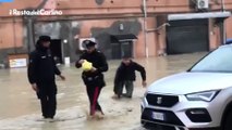 Faenza travolta dall'alluvione: i carabinieri salvano alcuni abitanti