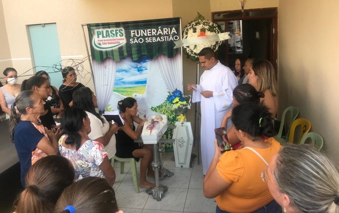 Velório e sepultamento do bebê Enzo em Cajazeiras são tomados por clima de consternação e muita dor