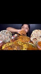 下载视频: Mukbang Big Omelet with Spicy Briyani, Indian Spicy Chicken, Indian Curry, Canai Bread