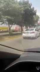 Conductores hondureños pelean línea y terminan a los golpes en plena calle