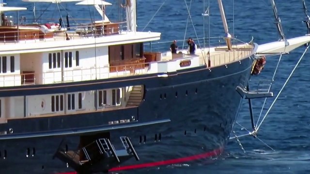 Jeff Bezos bacia la fidanzata sullo yacht da 500 milioni di dollari