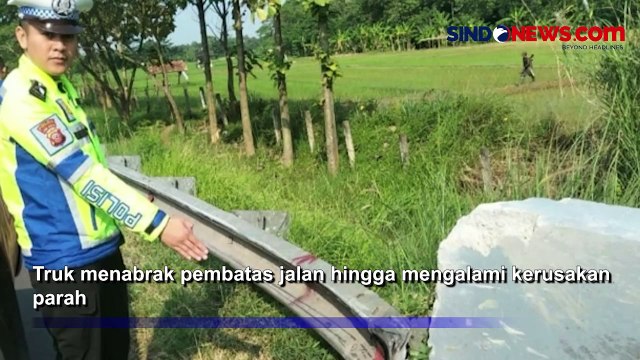 Truk Tabrak Pembatas Jalan di Tol Cipali, Sopir Terlempar dari Kabin