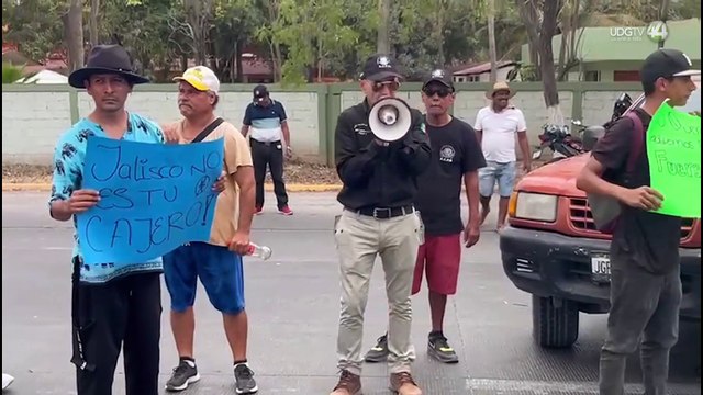 Por verificentro, bloquean avenida principal de Puerto Vallarta; automovilistas resultan afectados