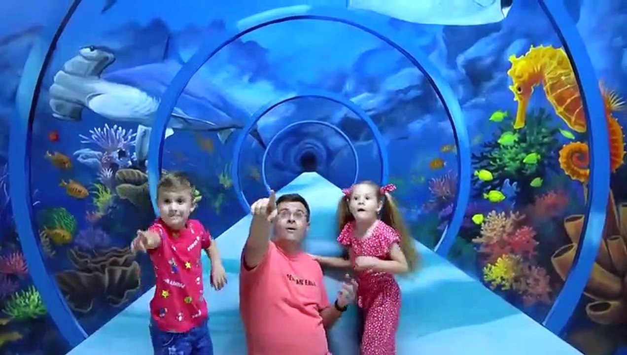 Diana and Roma have fun day in the Museum