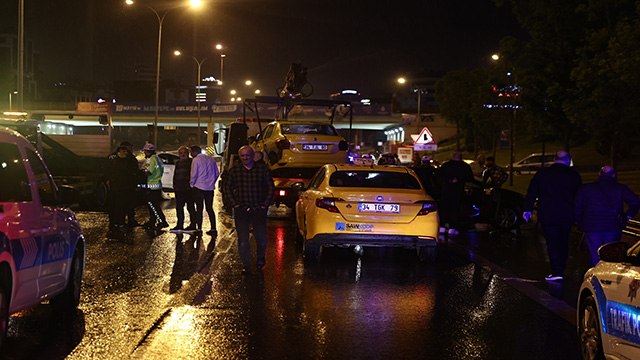 D-100 karayolu'nda 12 aracın karıştığı zincirleme kazada 3 kişi yaralandı