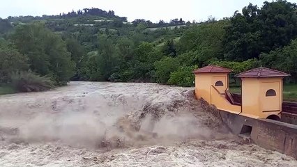 Bologna, la furia dell'acqua del Savena a San Ruffini