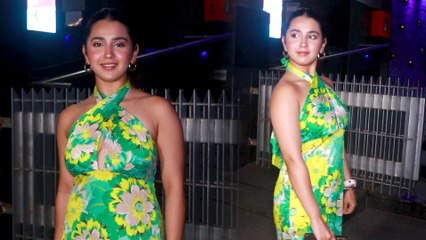 Glamorous Look में मुंबई के एक रेस्ट्रोरेंट के बाहर स्पॉट हुई Roshni Walia