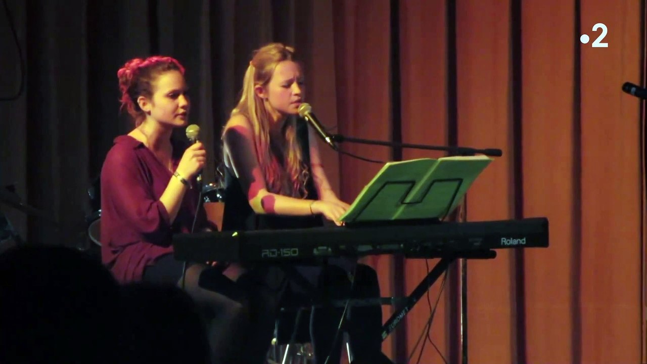 Dans un documentaire diffusé sur France 2, la chanteuse Angèle ou le présentateur Jean-Baptiste Marteau racontent la difficulté de "se découvrir homosexuel"