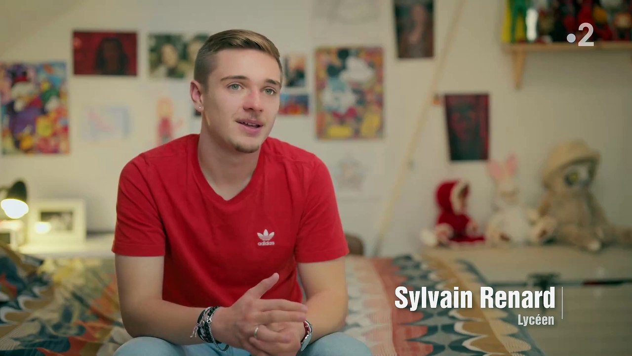 En 2023, il est encore difficile de faire son coming-out à ses parents et parler de son homosexualité, raconte Sylvain, un lycéen dans un documentaire sur France 2