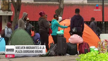 Migrantes regresan a plaza Giordano Bruno en CDMX