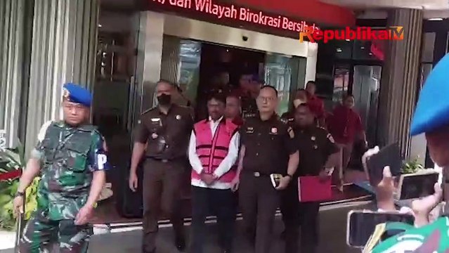Johnny Kenakan Rompi Merah Muda Saat Tinggalkan Gedung Jampidsus Kejagung