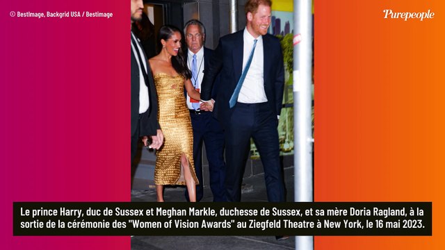 Meghan Markle dégaine la robe tube dorée : première sortie officielle avec Harry, très fier de sa céleste épouse !