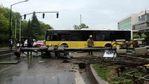 Sarıyer'de İETT otobüsü önce direğe ardından otomobile çarptı