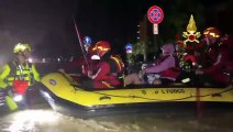 Maltempo Emilia Romagna, i soccorsi dei Vigili del fuoco a bordo di canotti - Video