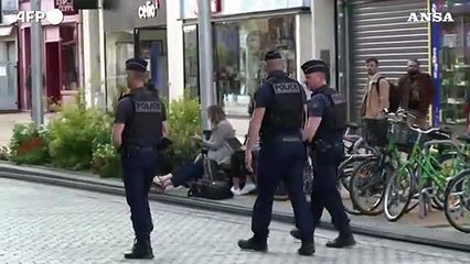 Degenera la protesta in Francia, aggredito il nipote di Brigitte Macron