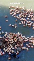 Detik-detik barang muatan yang diduga berasal dari kontainer tumpah ruah ke laut.