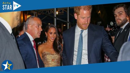 Meghan Markle dégaine la robe tube dorée : première sortie officielle avec Harry, très fier de sa cé