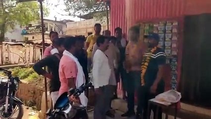 युवती की जान बचाने वालोें का जनपद अध्यक्ष ने किया सम्मान