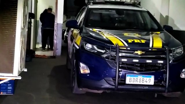 PRF apreende quase 2 toneladas de maconha e oito pistolas em fundos falso de caminhão na BR-277