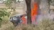 सिद्धार्थनगर: तेज रफ्तार अनियंत्रित कार पेड़ से टकराई, लगी आग