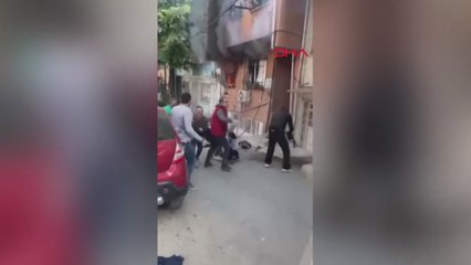 Yangından mahsur kalan kadını sürükleyerek çıkardı