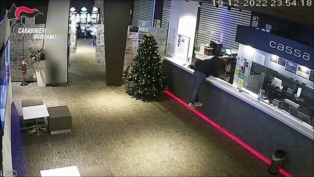 Presa la banda che assaltava le sale slot: il video delle rapine