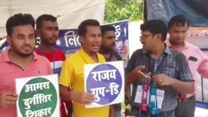 কলকাতা: হ্যারিকেন হাতে শহরের পথে চাকরিপ্রার্থীরা