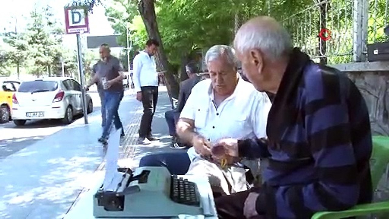 30 yıldır adliye önünde daktilo ile arzuhalcilik yapıyor
