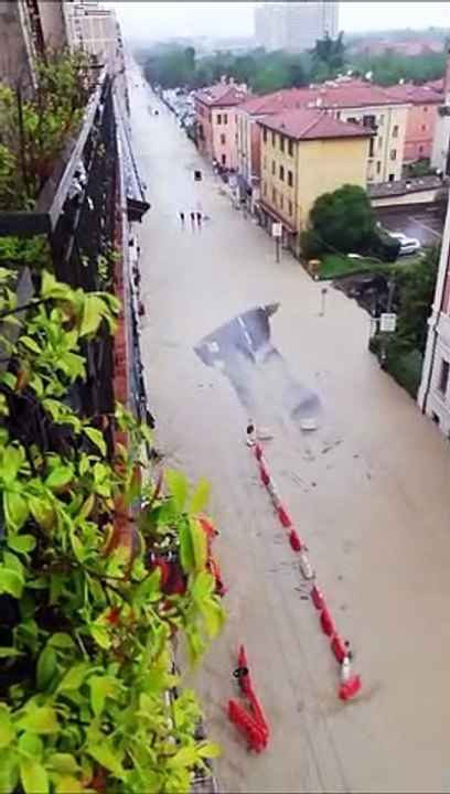 Bologna, via Saffi allagata dall'esondazione del torrente Ravone