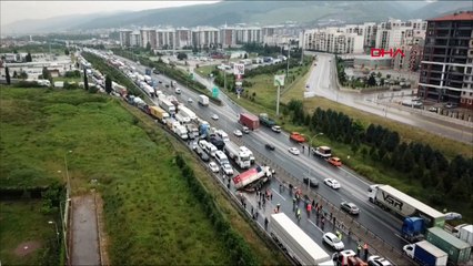 Télécharger la video: TEM Otoyolu'nda tır kazası! Yol trafiğe kapandı