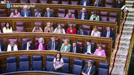 Ione Belarra aparece en el Congreso con una camiseta con la cara del hermano de Ayuso y denuncia una "mordida"