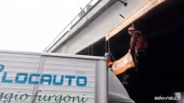 Clima, attivisti Ultima Generazione appesi a un ponte a Roma