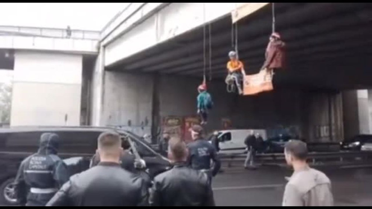 Clima, attivisti Ultima Generazione appesi a un ponte a Roma