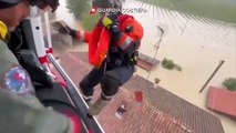 Alluvione Emilia Romagna, persone sui tetti salvate con elicotteri - Video