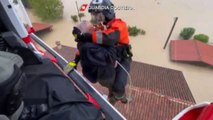 Maltempo, due anziani sul tetto, salvati con l'elicottero