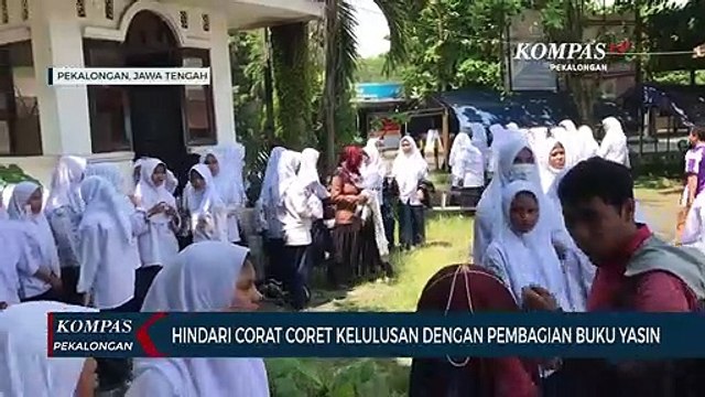 150 Siswa SMP ITTQ Pekalongan Bagikan 3000 Buku Yasin di Tugu Nol Kajen dan Batang
