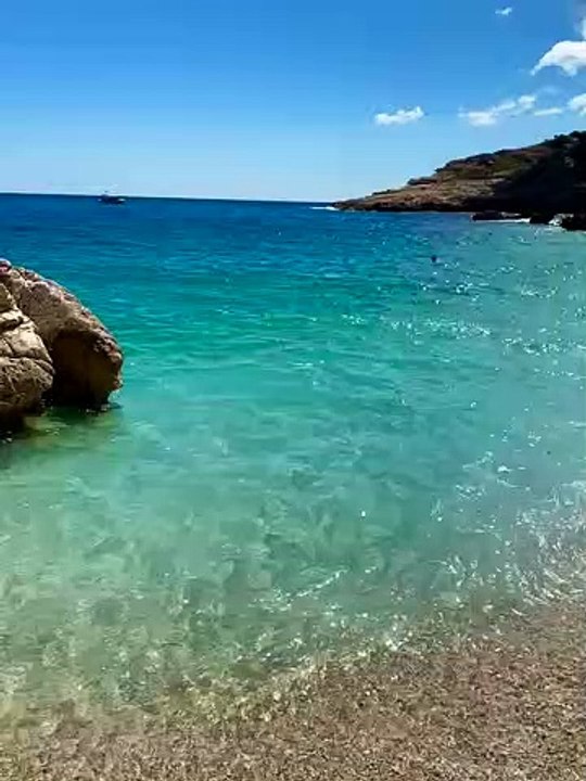 Plongez dans la beauté naturelle de la Calanque de l'Erevine ! Les falaises abruptes et les eaux cristallines de cette crique à proximité de Marseille sont un vrai plaisir !