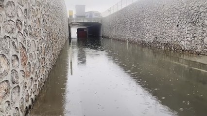 Suyla dolan alt geçitte bir kamyon sürücüsü mahsur kaldı