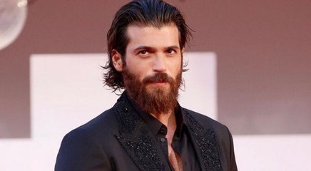 النجم التركي جان يامان يوقّع بالقلم على جسد المعجبات !