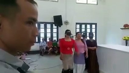 Reconnaître son mari avec les yeux bandés