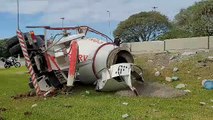 Caminhão betoneira tomba em viaduto e vai parar em canteiro em Florianópolis