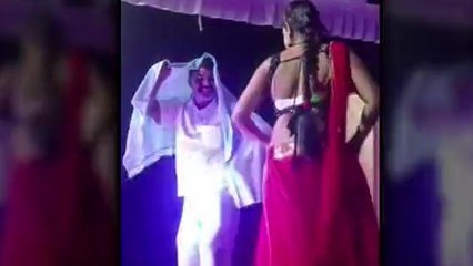 मऊ: ग्राम प्रधान का बारवाला के साथ डांस करते वीडियो हुआ वायरल